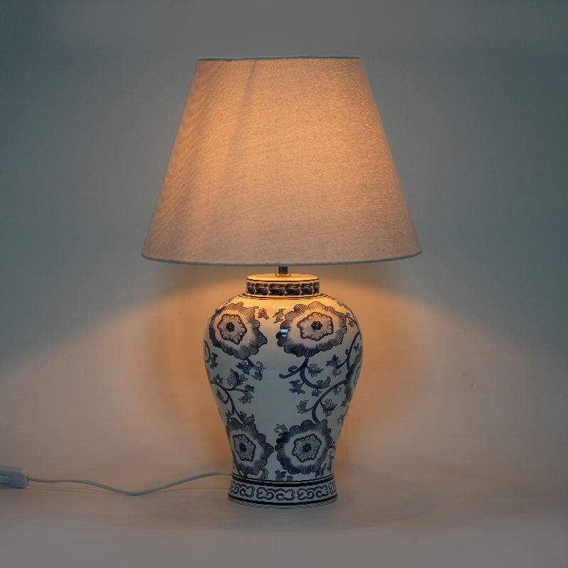 Nový čínský styl modrá a bílá porcelánová stolní lampa