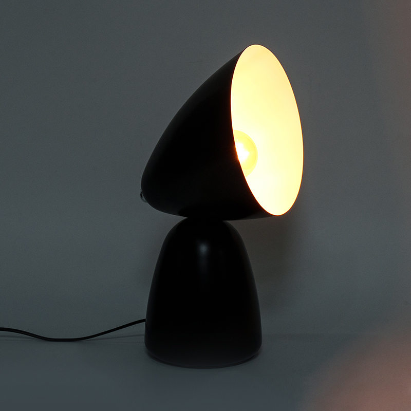 Jednoduchá retro kovová stolní lampa