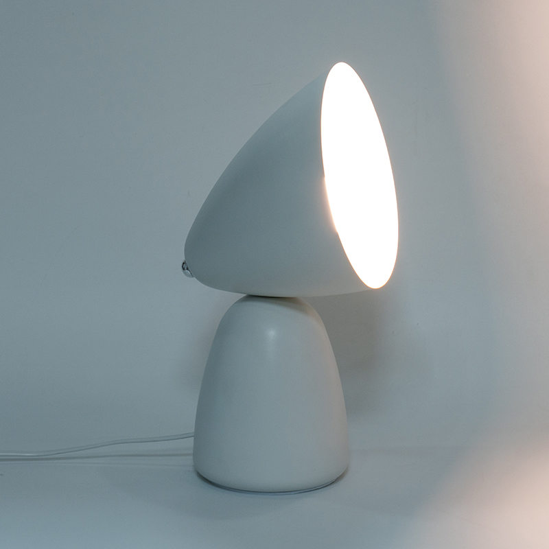 Jednoduchá retro kovová stolní lampa