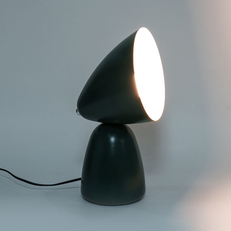 Jednoduchá retro kovová stolní lampa