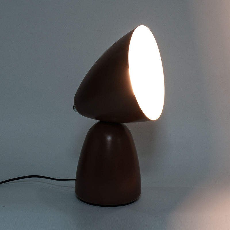 Jednoduchá retro kovová stolní lampa