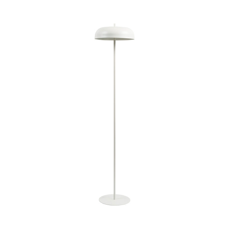 Studie ložnice vedla podlahová lampa