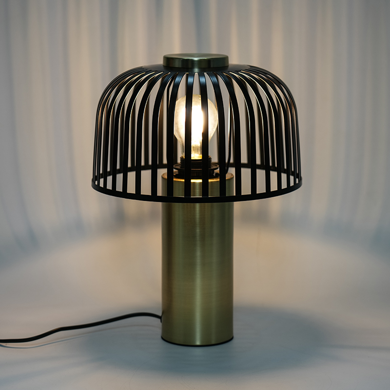 Železná pruhovaná dutá dekorativní stolní lampa
