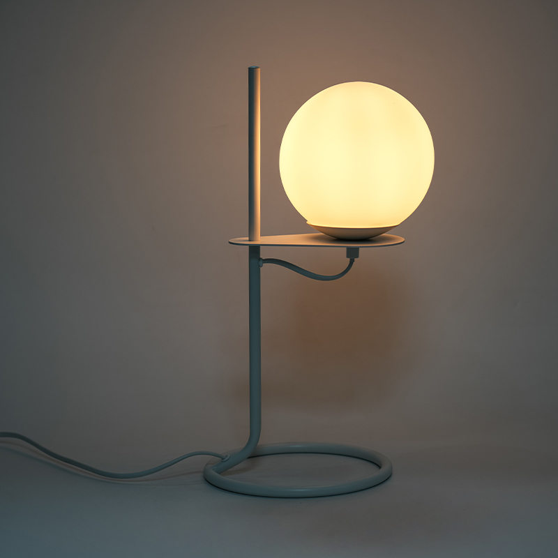 Jednoduchá stolní lampa na skleněnou kouli