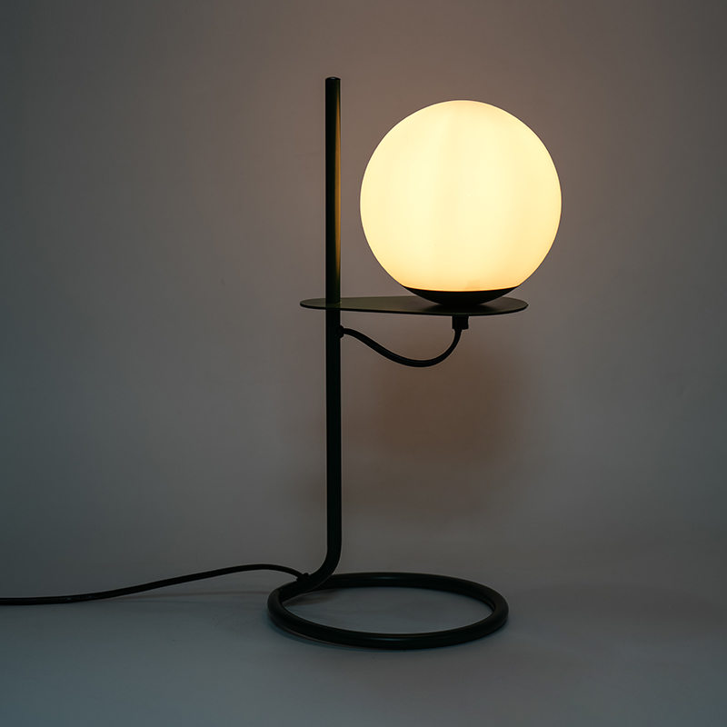 Jednoduchá stolní lampa na skleněnou kouli