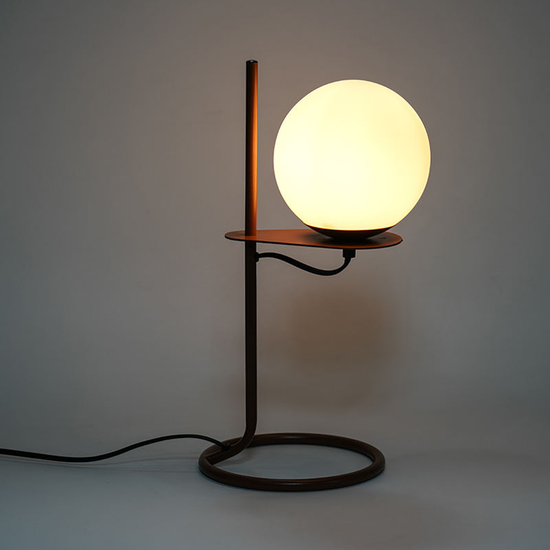 Jednoduchá stolní lampa na skleněnou kouli