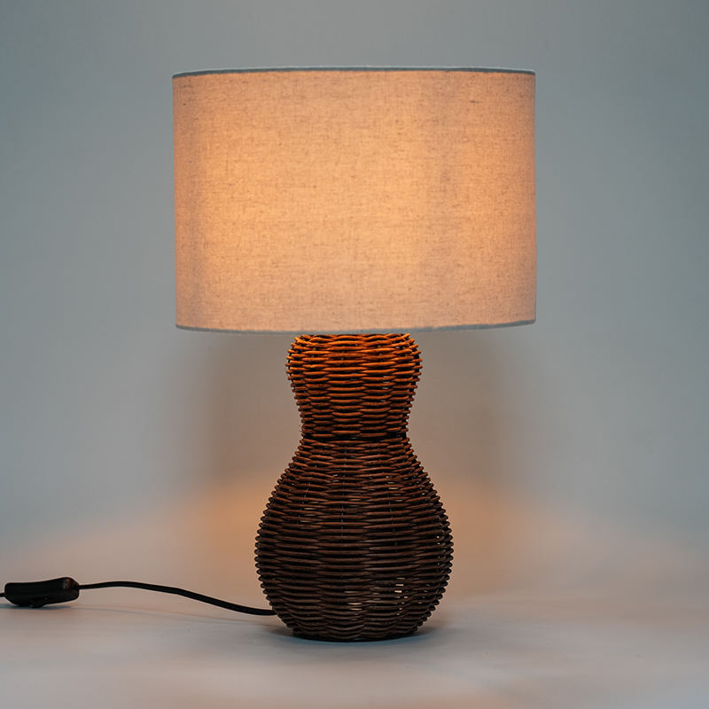 Ručně vyráběná stolní lampa pro ratan