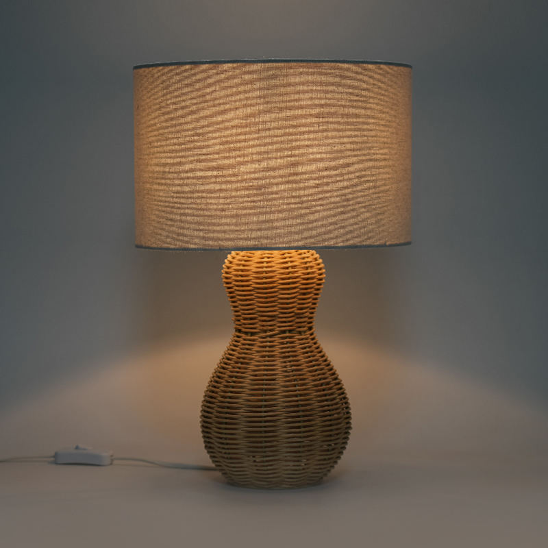Ručně vyráběná stolní lampa pro ratan