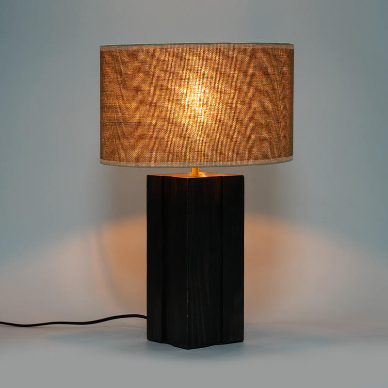 Umělecká dřevěná stolní lampa