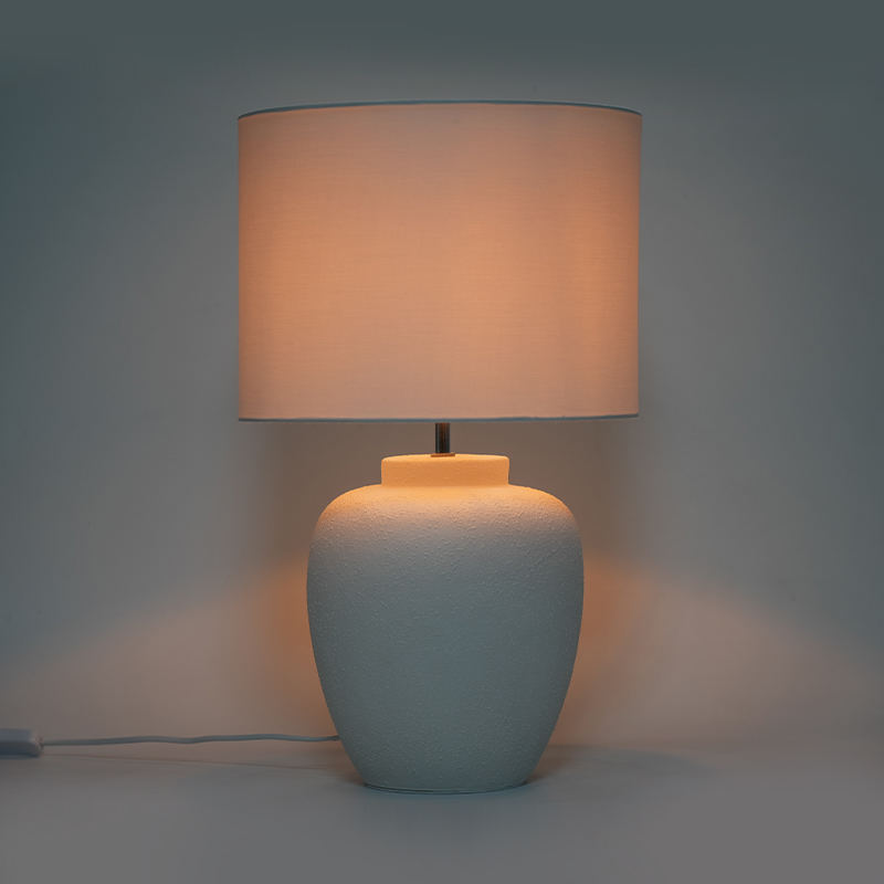 Jednoduchá bílá keramická stolní lampa