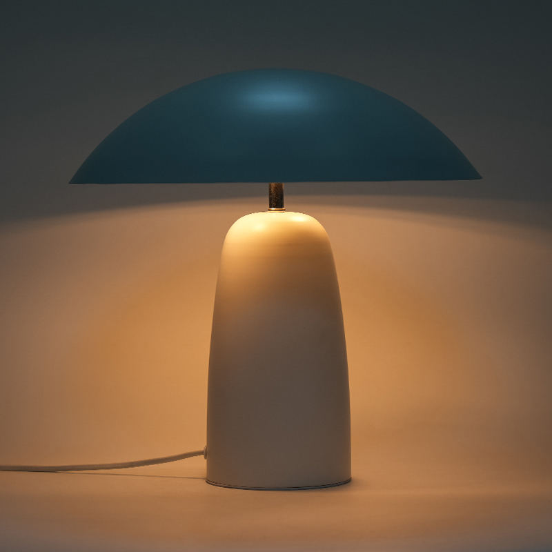 Stolní lampa ve tvaru kovových hub
