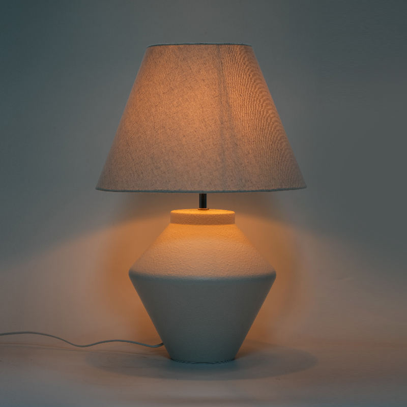 Geometrická keramická stolní lampa