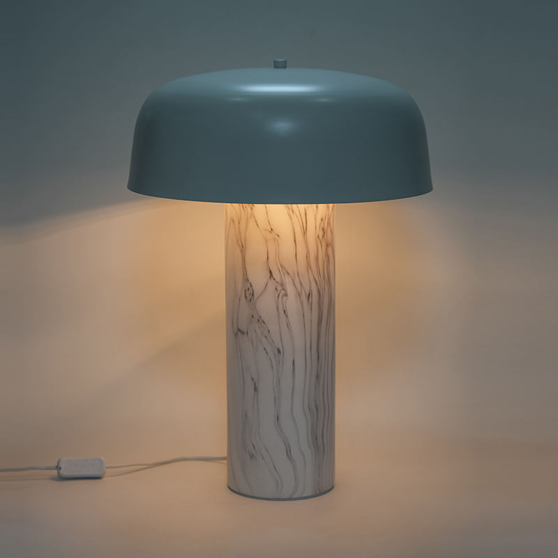 Skandinátorská stolní lampa