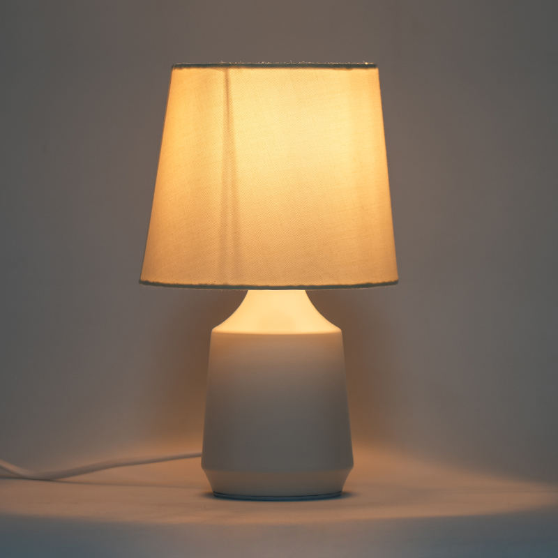 Jednoduchá kovová stolní lampa