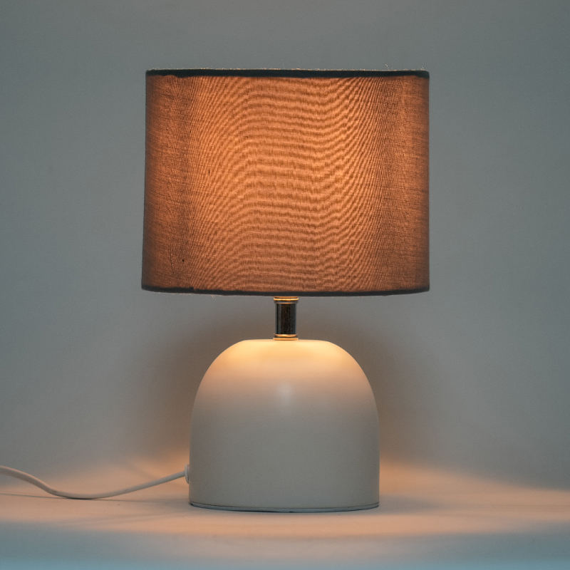 Bílá vintage kovová stolní lampa