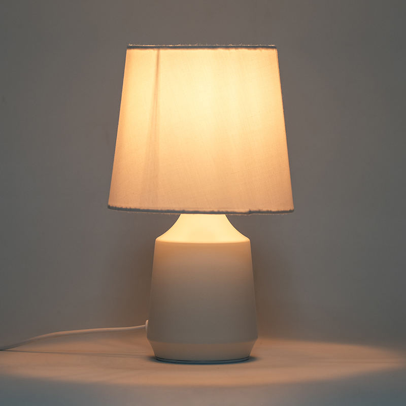Kovová jednoduchá stolní lampa