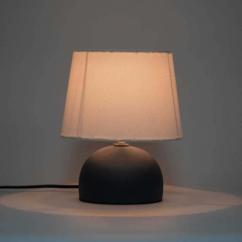 Malá jednoduchá keramická kulatá spodní stolní lampa