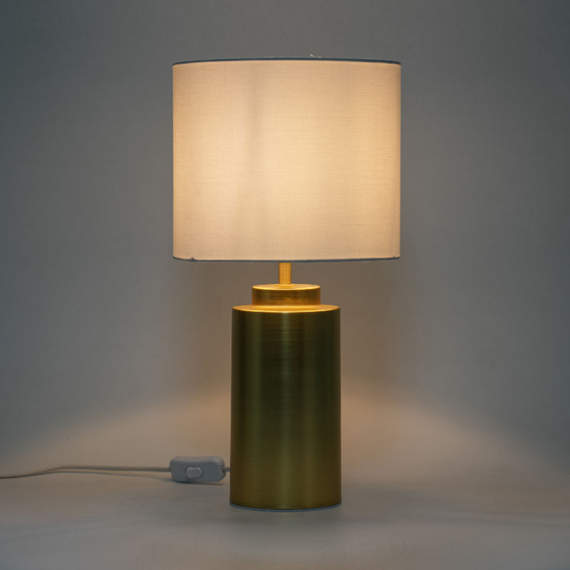 Jednoduchá a elegantní kovová stolní lampa