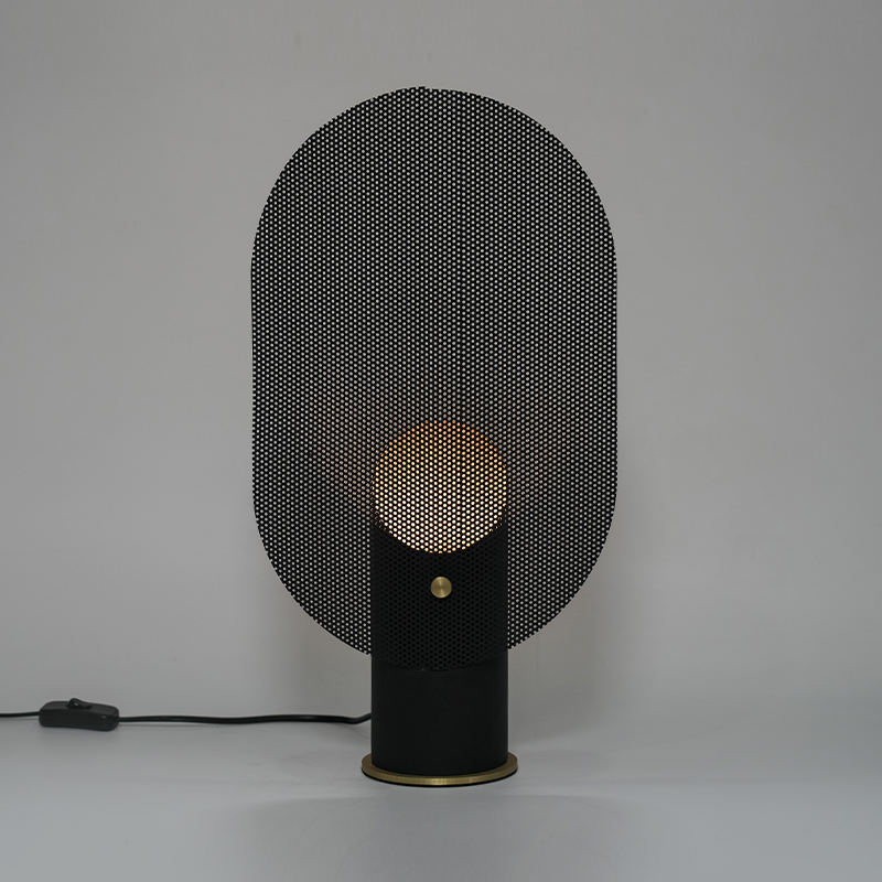 Mřížka železná stolní lampa