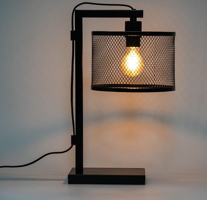 Jak zajišťuje dekorativní stolní lampa s odběrem železa stabilitu a trvanlivost produktu?
