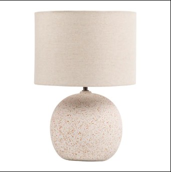 Může dekorativní stolní lampa změnit náladu místnosti?