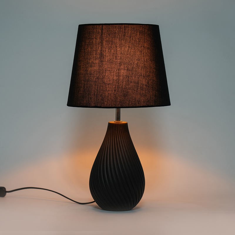 Proč si do ložnice vybrat minimalistickou lampu na noční stolek?
